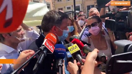 Giustizia, Renzi firma per i referendum di Radicali e Lega