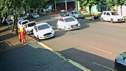 Vídeo mostra caminhão tombando após colisão com caminhonete no Centro