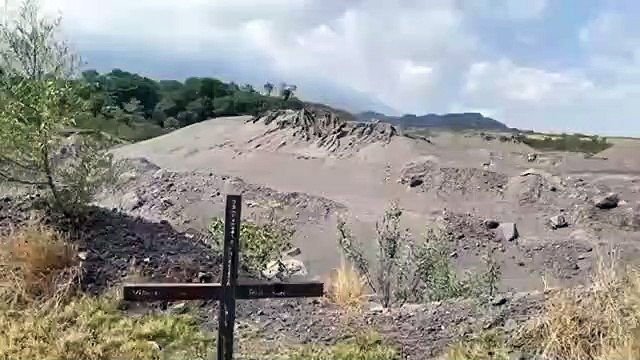 Periodistas documentaban la actividad del volcán de Fuego fueron atacados y encañonados