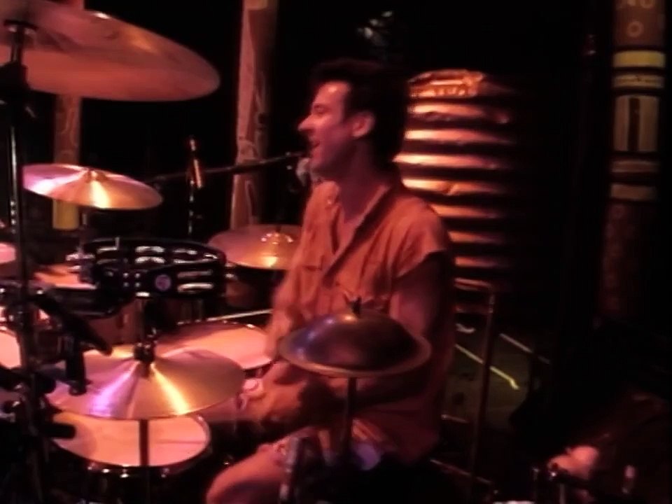 Midnight Oil  chante son tube "Beds Are Burning" en live