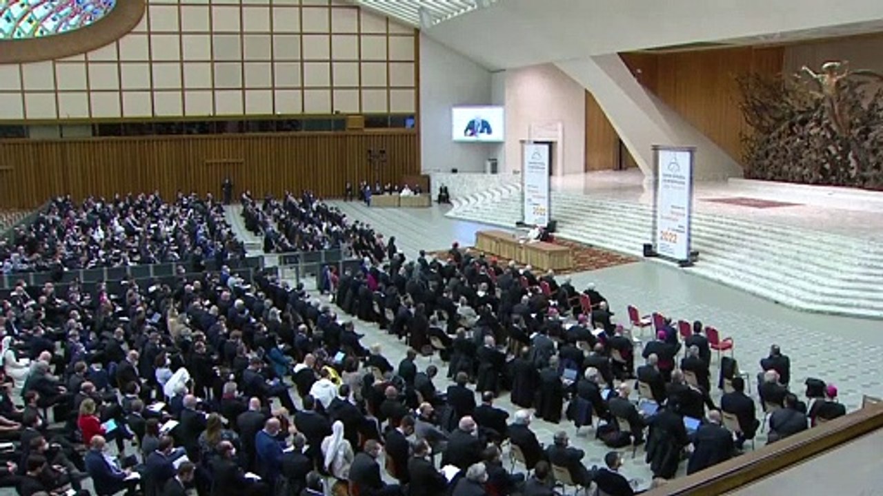 Le pape vante le "don" du "célibat" : colloque au Vatican sur le rôle des prêtres