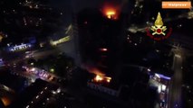 Incendio a Milano, pompieri impegnati a spegnere gli ultimi focolai