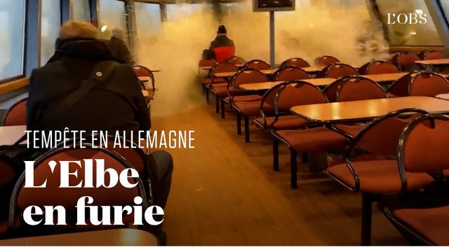 Tempêtes en Europe : à Hambourg, une vague énorme brise les vitres d'un ferry naviguant sur l'Elbe