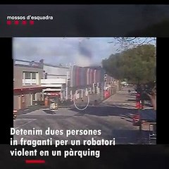 Pillan 'in fraganti' a dos ladrones violentos en un parking del Prat