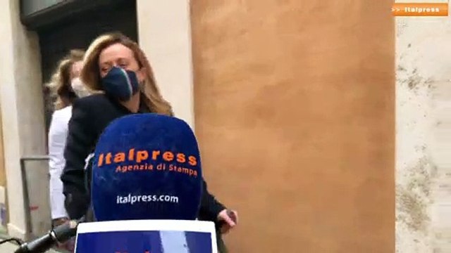 Piccolo incidente per Giorgia Meloni, in stampelle a vertice centrodestra