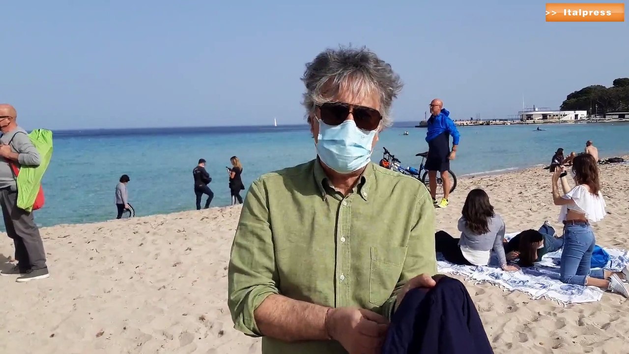 Caldo estivo a Palermo e folla in spiaggia a Mondello nonostante il Covid