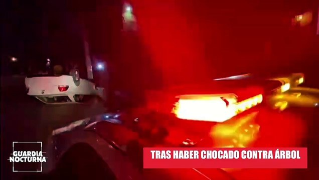 Un Aparatoso percance vial en el que un automóvil terminó volcado sucedió anoche en El Álamo