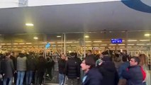 Porto - Lazio, i cori dei tifosi biancocelesti fuori dallo stadio