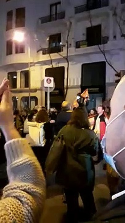 Manifestación a favor de Ayuso en la sede del PP en Génova 13