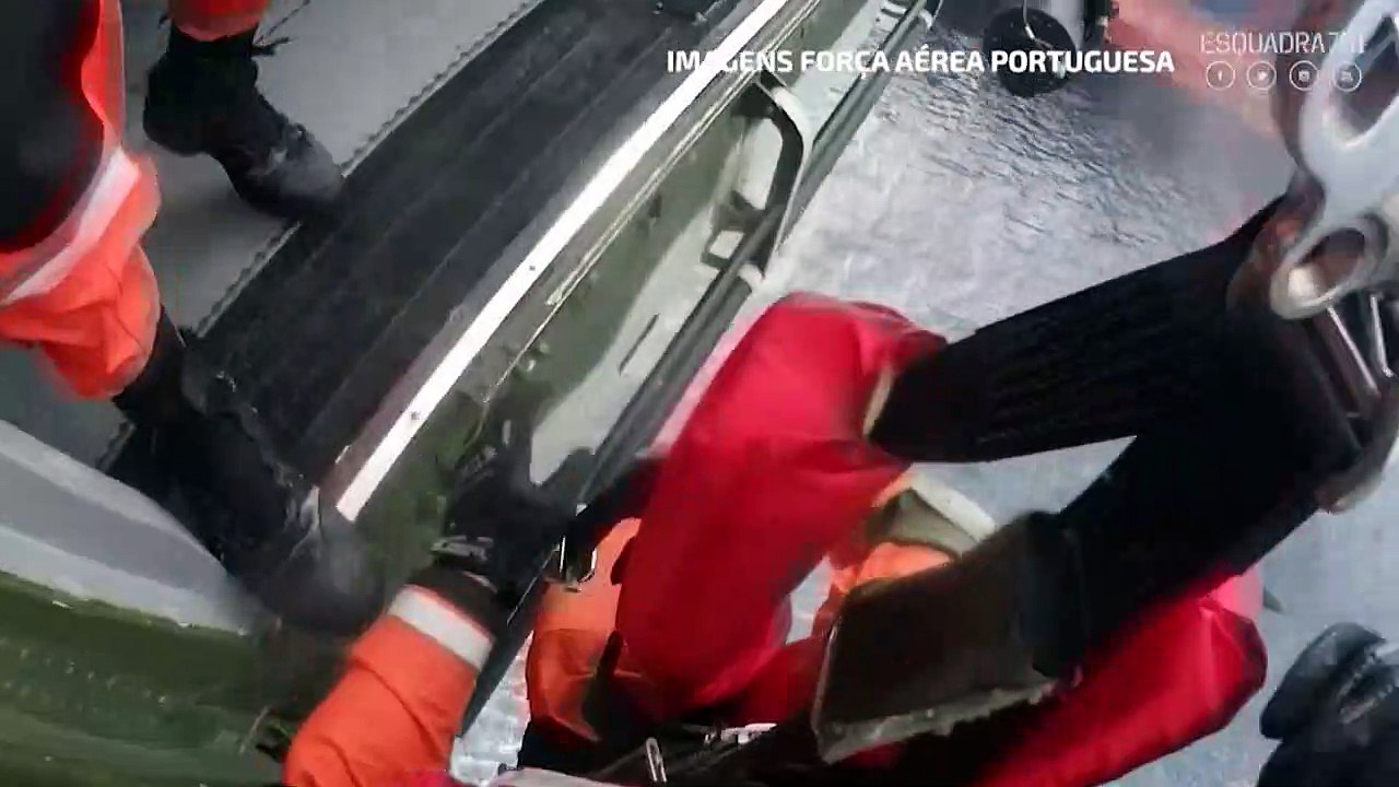 Resgate em navio incendiado no arquipélago de A...