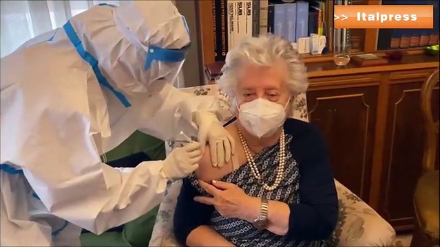 Vaccini a domicilio per over 80 a Messina, prima dose a una 84enne