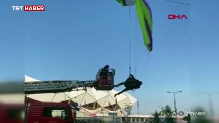 Tellere asılı kalan paraşütçü kurtarıldı