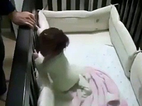 Ce papa est en galère pour endormir bébé et emploie les grands moyens