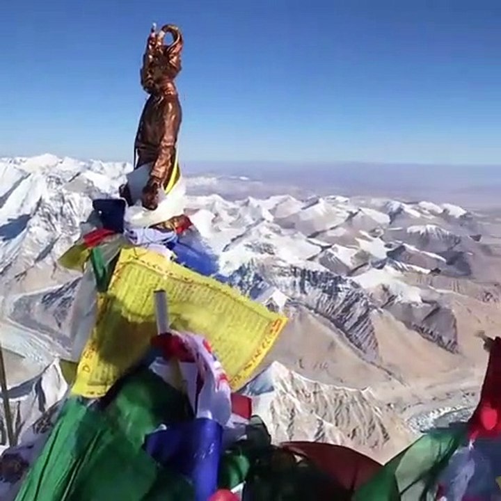 Il filme la vue depuis l'Everest à 360 par temps dégagé... magnifique
