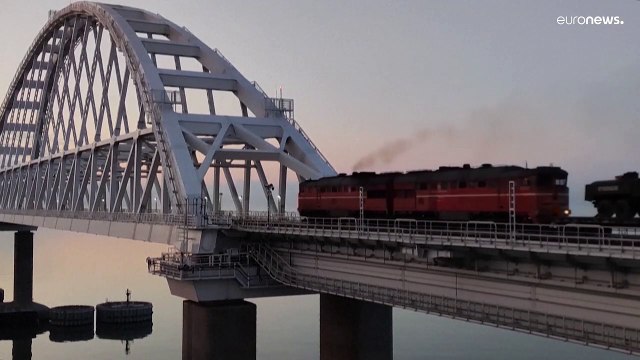 شاهد: قطار يحمل مركبات عسكرية روسية عبر جسر القرم