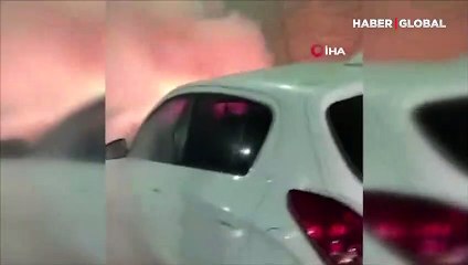 İstanbul'un Esenyurt ilçesinde yanan otomobili trafikteki sürücüler söndürdü