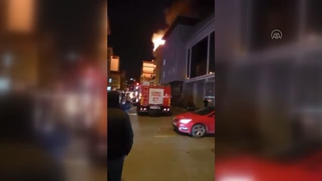 Son dakika! Ümraniye'de apartmanın çatısında çıkan yangın söndürüldü
