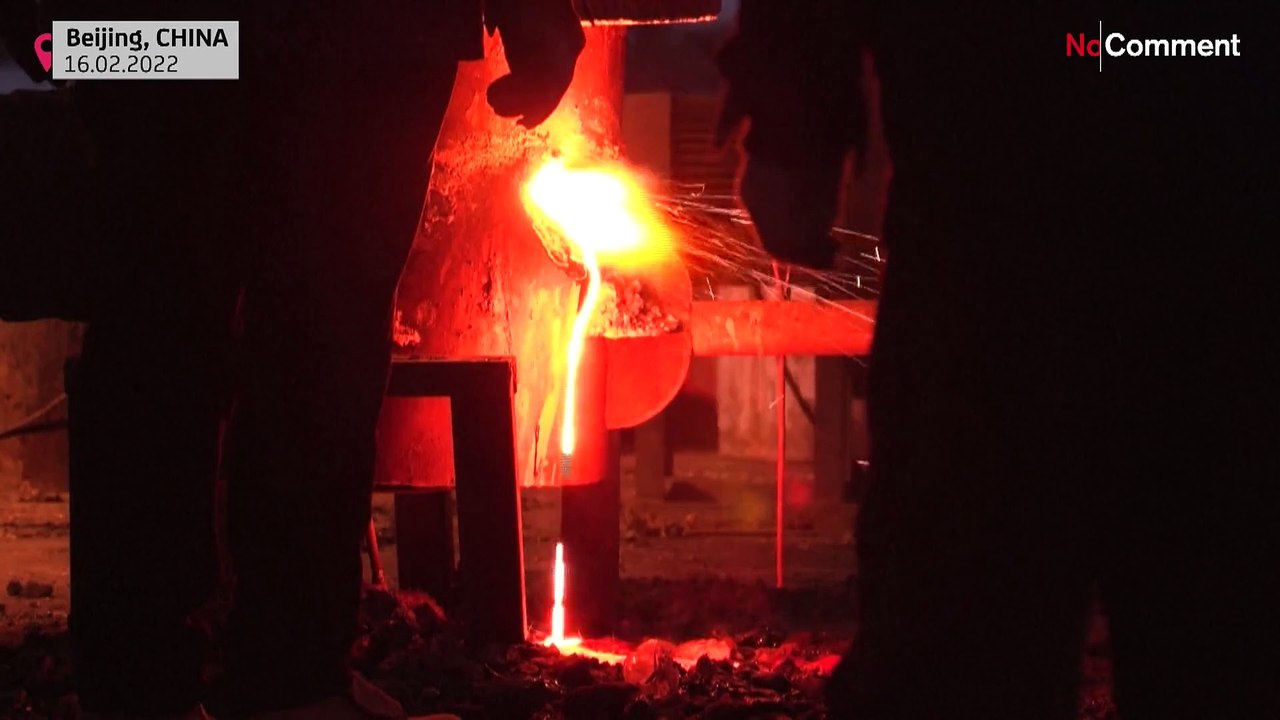 Leuchtende Blumen aus Eisen im Himmel über Peking