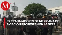 Protesta de ex trabajadores en instalaciones de la Secretaría del Trabajo
