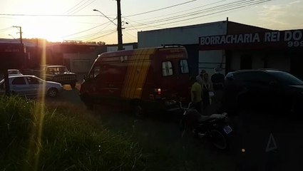 Vítima de acidente envolvendo carro e moto mobiliza socorristas