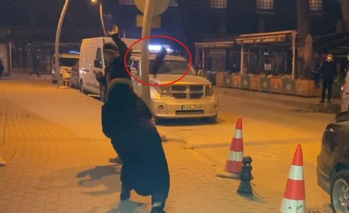 Çakarlı lambayı ceza yiyen oğlunun başında parçaladığı anlar kamerada