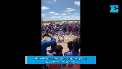 Alberto Fernández quiso atajar un penal en la playa de Mar de Ajó