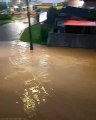 Ruas ficam alagadas após forte chuva em Joinville