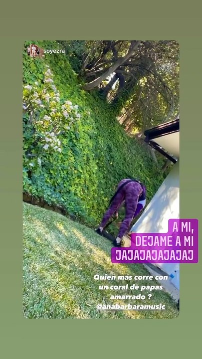 ANA BARBARA  EJERCITA CON EL PESO DE UN COSTAL