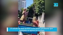 El saludo de Axel Kicillof a una joven estudiante que festejaba su egreso en La Plata