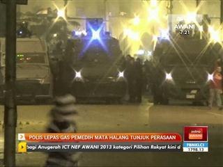 Polis lepas gas pemedih mata halang tunjuk perasaan