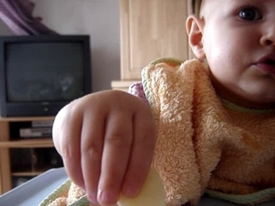 Elora mange une pomme!!!!
