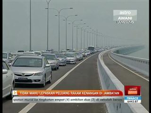 Tidak mahu lepas peluang rakam kenangan di jambatan