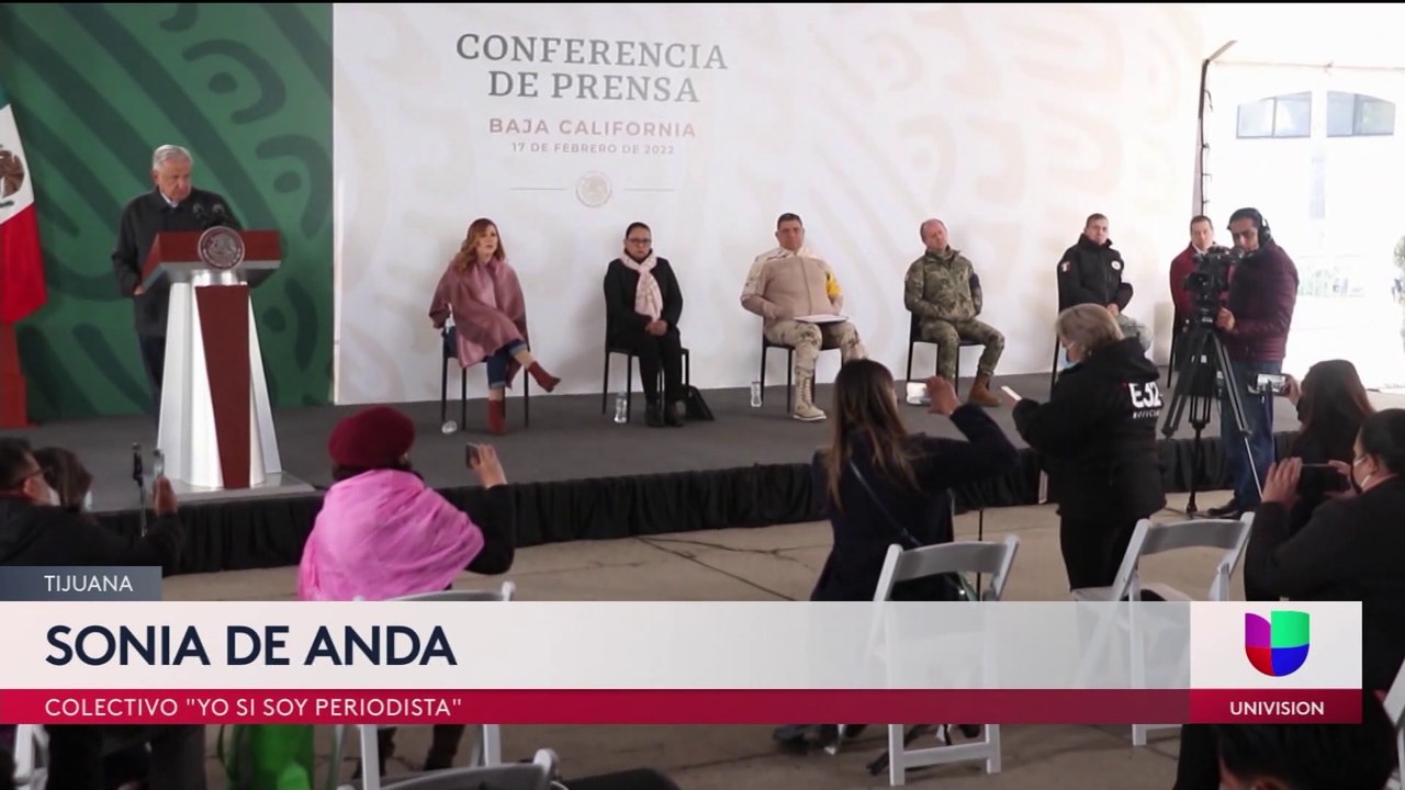 El presidente de México Andrés Manuel López-Obrador llega a Tijuana y los periodistas alzan la voz.