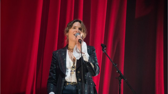 Voici - PHOTOS Carla Bruni rend un bel hommage à Karl Lagerfeld, trois ans après sa mort