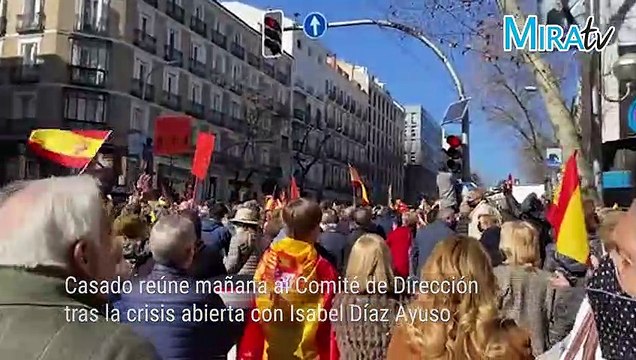Multitudinaria manifestación frente a la sede del PP en apoyo a Isabel Díaz Ayuso