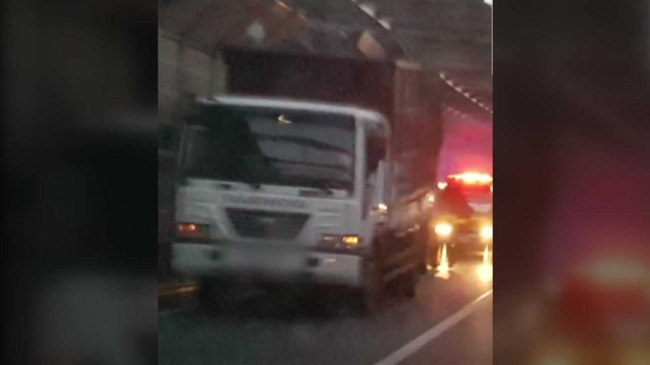 쓰레기 수거 차량 천장 구조물 충돌...한때 교통 통제 / YTN