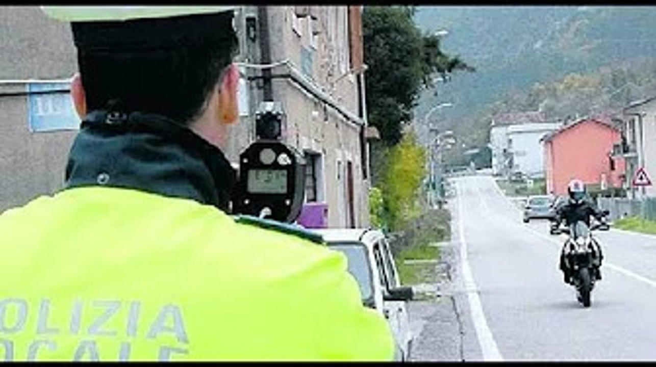 Lanciato a oltre 100 all'ora in centro a Paderno: 724 euro di multa e patente ritirata a un ventenne