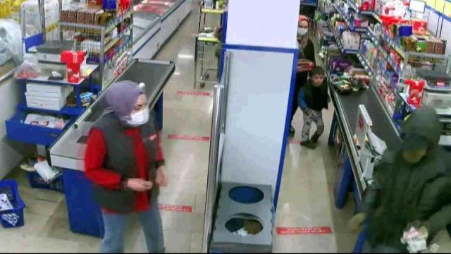 Bıçakla kasiyeri tehdit edip kasadaki 525 lira gasp ettiAdana'da marketteki kasiyere bıçak çekip kasadaki 525 lira parayı gasp eden şüpheli...