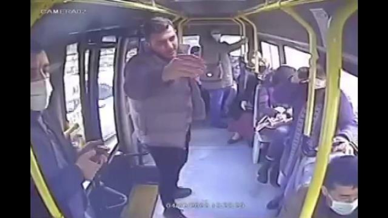 Minibüs şoförüne "aşırı hız yaptın" dayağı... Minibüs şoförüne yumruk attı, yolcular ölümden döndü