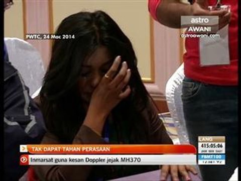 Petugas media tidak dapat menahan kesedihan