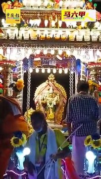 “战神”穆鲁甘王出游 千人沿途夹道迎驾