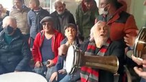 Uğur Dündar ile 'Roman Dostu Sanatçı' ödülü alan Müjdat Gezen'den darbuka şov