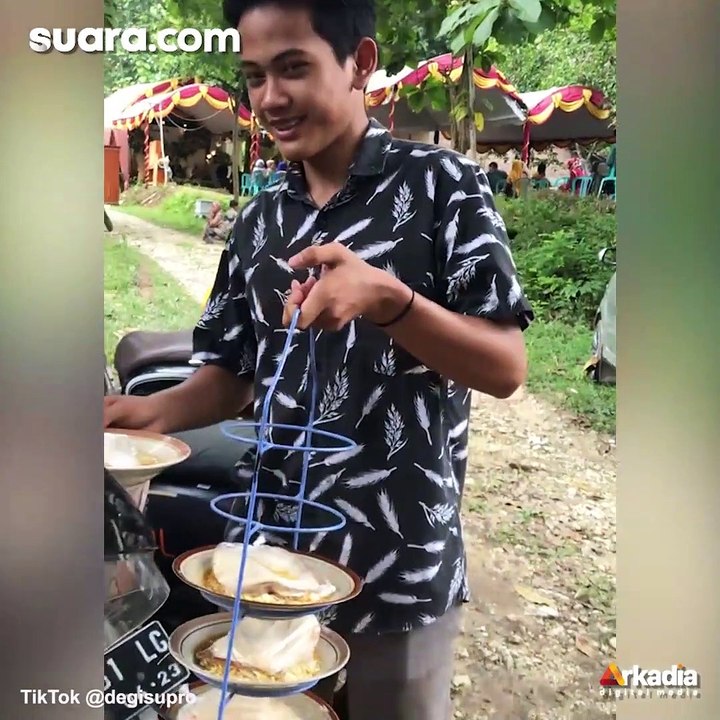 Makan di Hajatan Model Piring Terbang, Cara Pria Ini Antar Piring ke Tamu Jadi Sorotan: Kreatif!