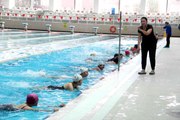 Antalya'da kadınlar, yaz mevsimi öncesi havuzda jimnastik yaparak forma giriyor