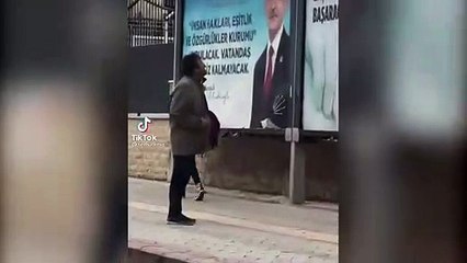 Erdoğan'ın bilboard fotoğrafına bakıp ağlayarak isyan etti