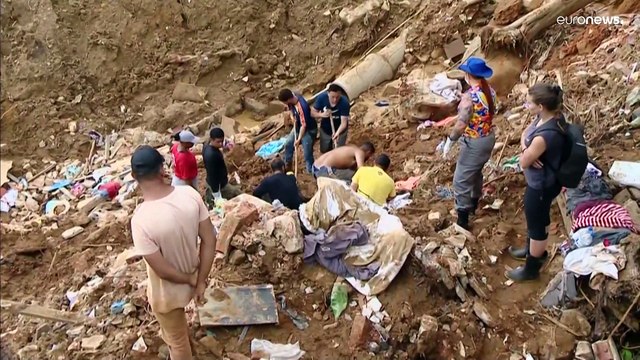 Brasile: seppellite le prime vittime delle frane, si cercano ancora dispersi