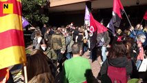 Més d’una cinquantena de persones es concentren a les portes del Departament d’Educació mentre el conseller es reuneix amb els sindicats