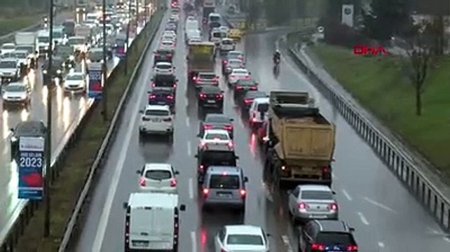 İstanbul'da sağanak yağış trafiği felç etti