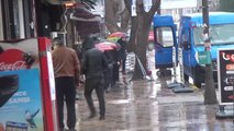 Bandırma'da sağanak yağış etkili oluyor