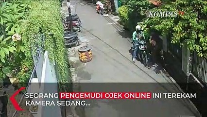 Dengan Santai Pria Pengemudi Ojol ini Curi Handphone Seorang Pelajar